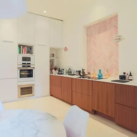 Chic Flat Place Des Vosges Париж