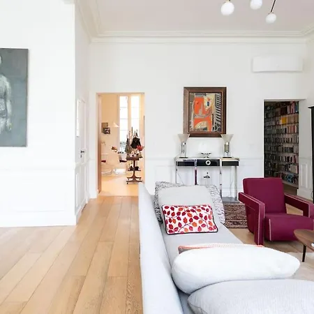Chic Flat Place Des Vosges Париж