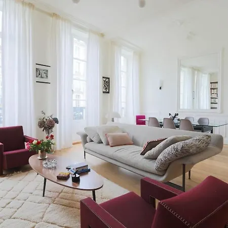 Chic Flat Place Des Vosges Париж